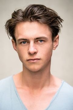 Ben Radcliffe interpreta Young Bruce