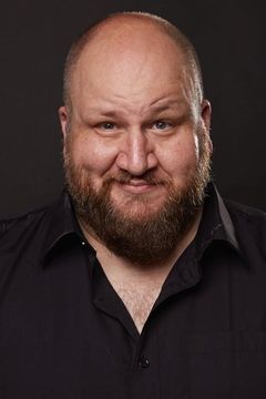 Stephen Kramer Glickman interpreta Gustavo Rocque