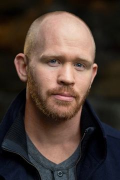 Alex Morf interpreta Police HQ Copper