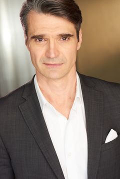 Matthew Floyd Miller interpreta Young Sanford