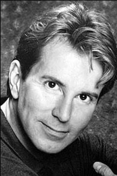 Davis Gaines interpreta Chamberlain (singing voice)