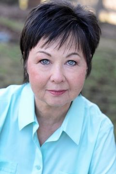 Karen Beyer interpreta Mrs. Ford
