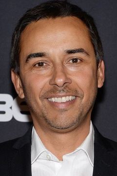 Damon D'Oliveira interpreta News Broadcaster