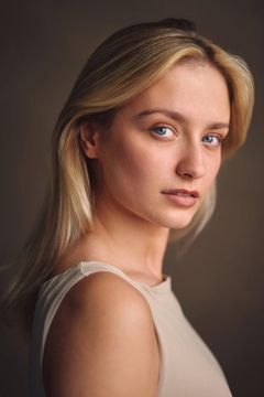 Sophie McGibbon interpreta Miss Grey