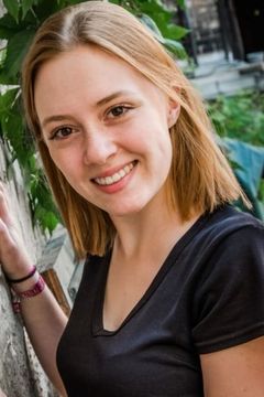Lucy Ella von Scheele interpreta Mary Behlmer