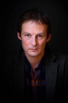 Anthony Flanagan interpreta Tony