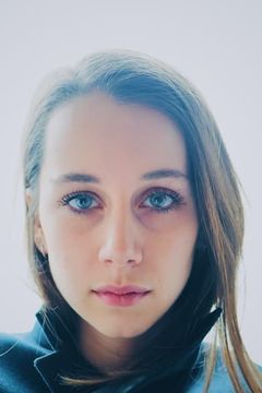 Julie Brochorst Andersen interpreta Vera Madsen