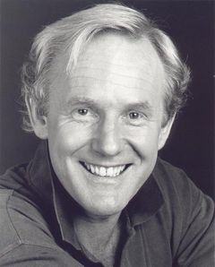 Neil Melville interpreta Ray Tucker