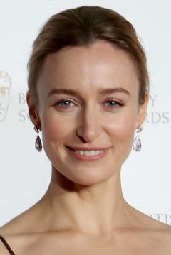 Deirdre Mullins interpreta Lena