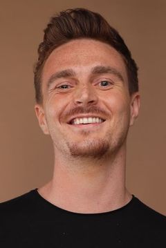 Zachary Wood interpreta Shark-Face