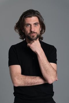 Julien Paschal interpreta André