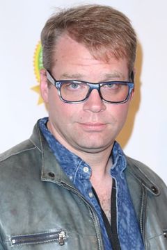 Kiff VandenHeuvel interpreta Editor