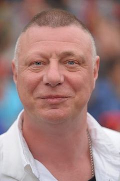 Ian Mercer interpreta Dr Joseph Healey