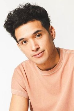 Zachary Noah Piser interpreta Joon Bae / Polly (voice)
