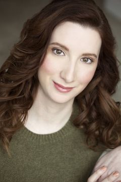 Marissa Kate Wilson interpreta Neighbor #5