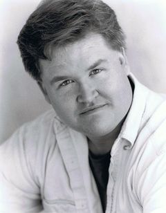 John North interpreta Mr. Olafsen