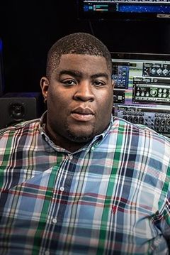 Salaam Remi interpreta Self