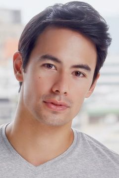 George Young interpreta Dr. Victor Cannerts