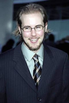 Kyle Labine interpreta Bill Freeburg