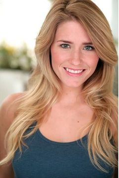 Katie Corwin interpreta Receptionist