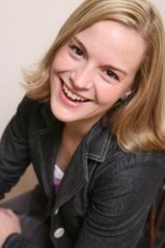Beth Burvant interpreta Katie