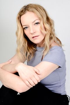 Melinda Dahl interpreta Charlene Pike