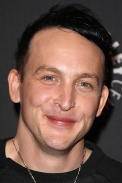 Robin Lord Taylor interpreta Will Bettelheim