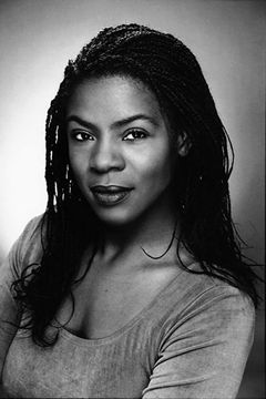 Starla Benford interpreta Doctor Anna Cummings