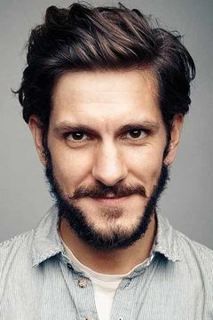 Mathew Baynton interpreta Bute Crawley