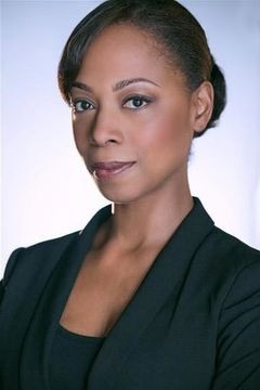 Alana Maria interpreta Officer Jones