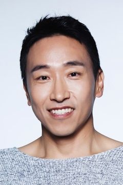 Oh Yong interpreta Cop (uncredited)