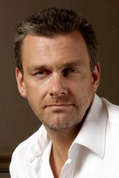 Ray Stevenson interpreta Roger Wesley
