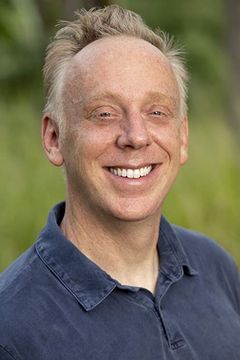 Mike White interpreta Roger