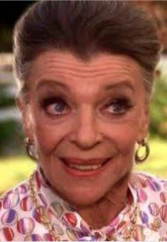 Lucille Meredith interpreta Female Interviewer