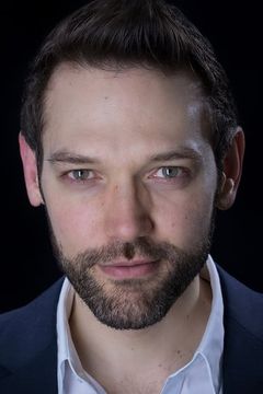 Georgie Daburas interpreta Cameron