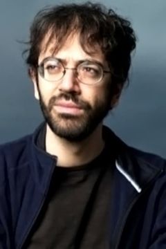 Alexander Voulgaris interpreta Dog Trainer