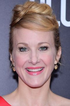 Katie Finneran interpreta Angie (segment