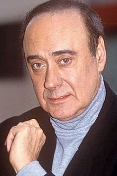 Victor Spinetti interpreta Hotel Concierge