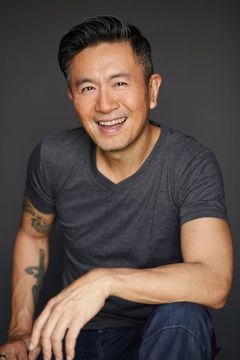 Adrian Pang interpreta Jessup