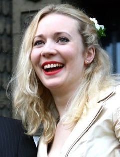 Georgina Sutcliffe interpreta Mrs. Grace Jones