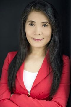 Fiona Fu interpreta Mrs Taylor / Zack's Mother