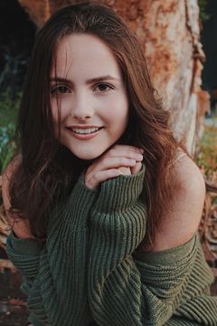Ava Acres interpreta Additional Voices (voice)