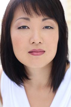 Kathleen Choe interpreta Maggie (Majority Leader)