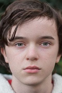 Zen McGrath interpreta Theo Carter