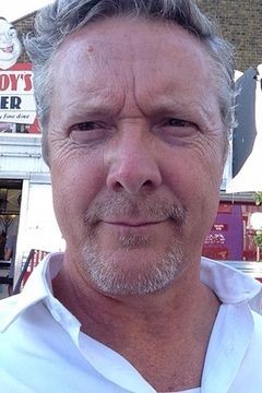 Glenn Wrage interpreta Doyle