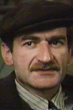 Stanley Lebor interpreta Police Officer
