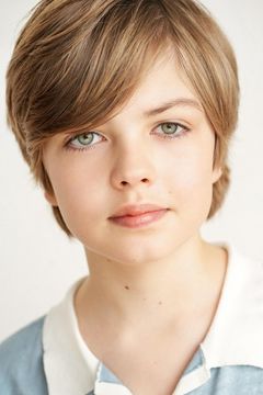 Mikkal Karim Fidler interpreta Theodore Uris