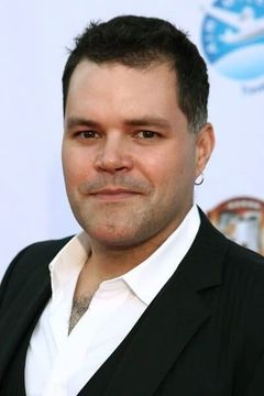 Aaron Douglas interpreta Paul Allenham