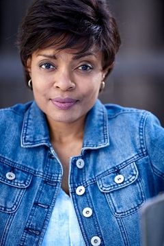 Maria Howell interpreta Nina