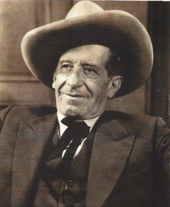 Frank Campeau interpreta Welfare Officer (uncredited)